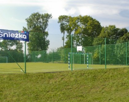 Siódme kolorowe boisko od Śnieżki w ramach kampanii „Kolorowe boiska… czyli Szkolna Pierwsza Liga”