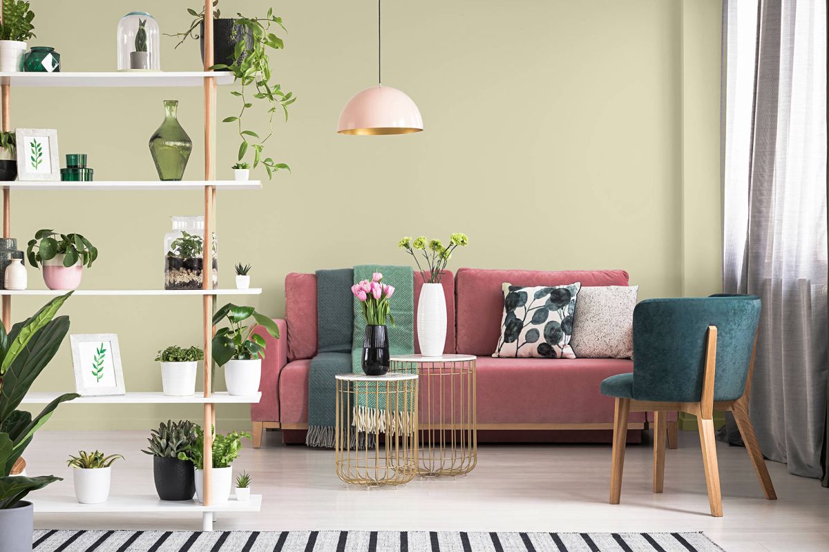 Jaki kolor do zielonego? Do farby 178 Olejek Szałwiowy ŚNIEŻKA Barwy Natury na ścianie dobrano brudny róż.